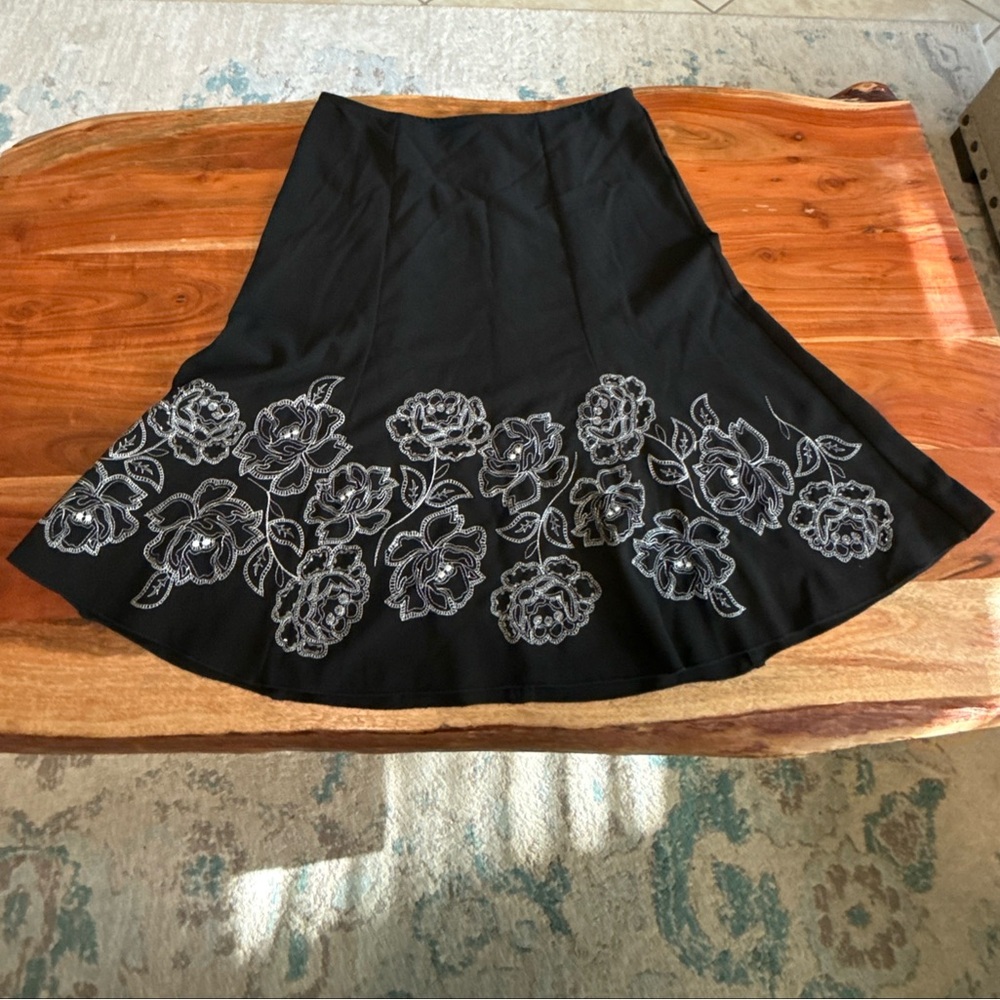 Heart Soul Y2K Black Full Skirt with White Floral Embroidery Women’s Size 7
